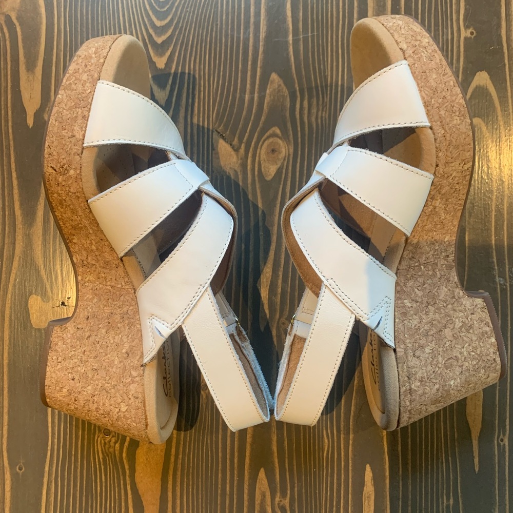 Clarks like new Women's Giselle Beach Wedge Sandal white leather 9 3” heel - Picture 11 of 13